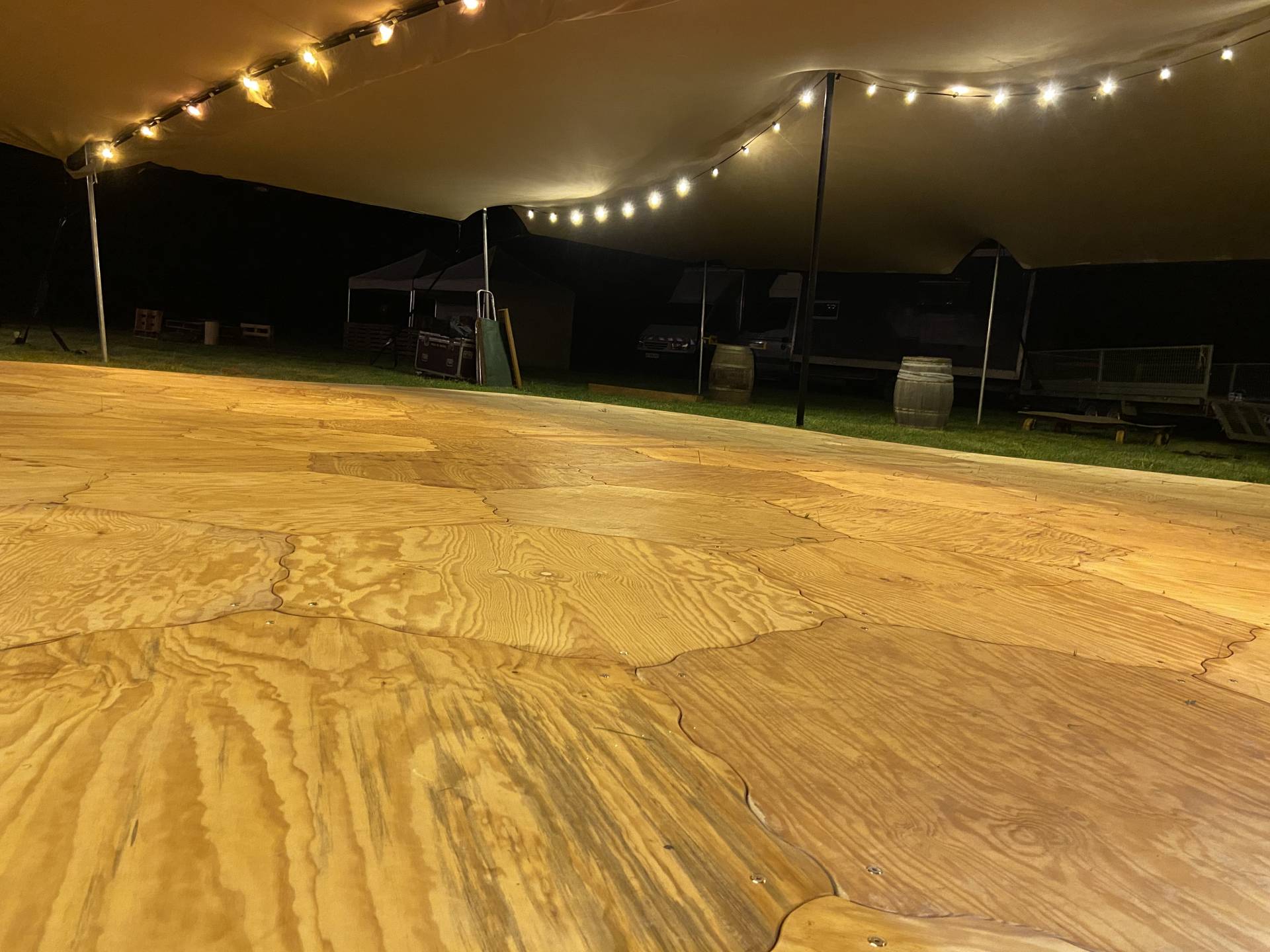 Parquet Miel guinguette sous tente Installation pour bal en extérieur sous tente