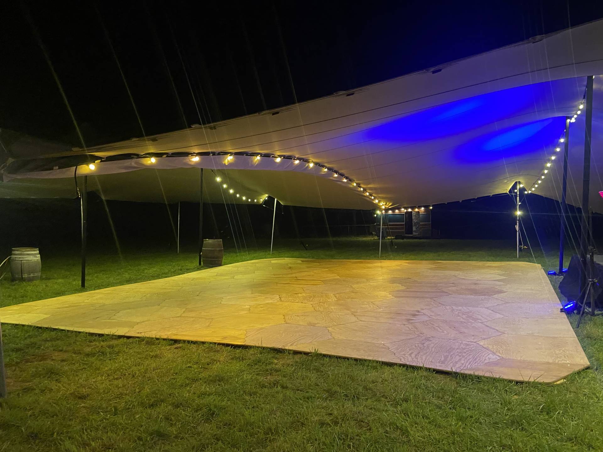 Parquet miel / tente stretch Parquet de danse sous tente stretch