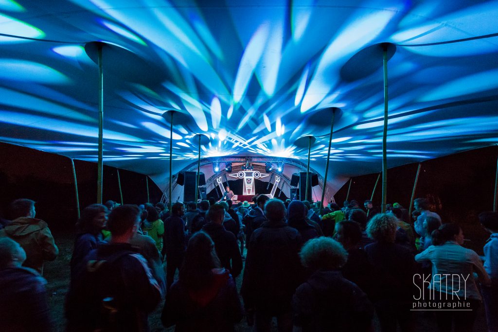 Dancefloor sous tente stretch chez les Moutons Électriques