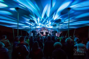 Dancefloor sous tente stretch chez les Moutons Électriques