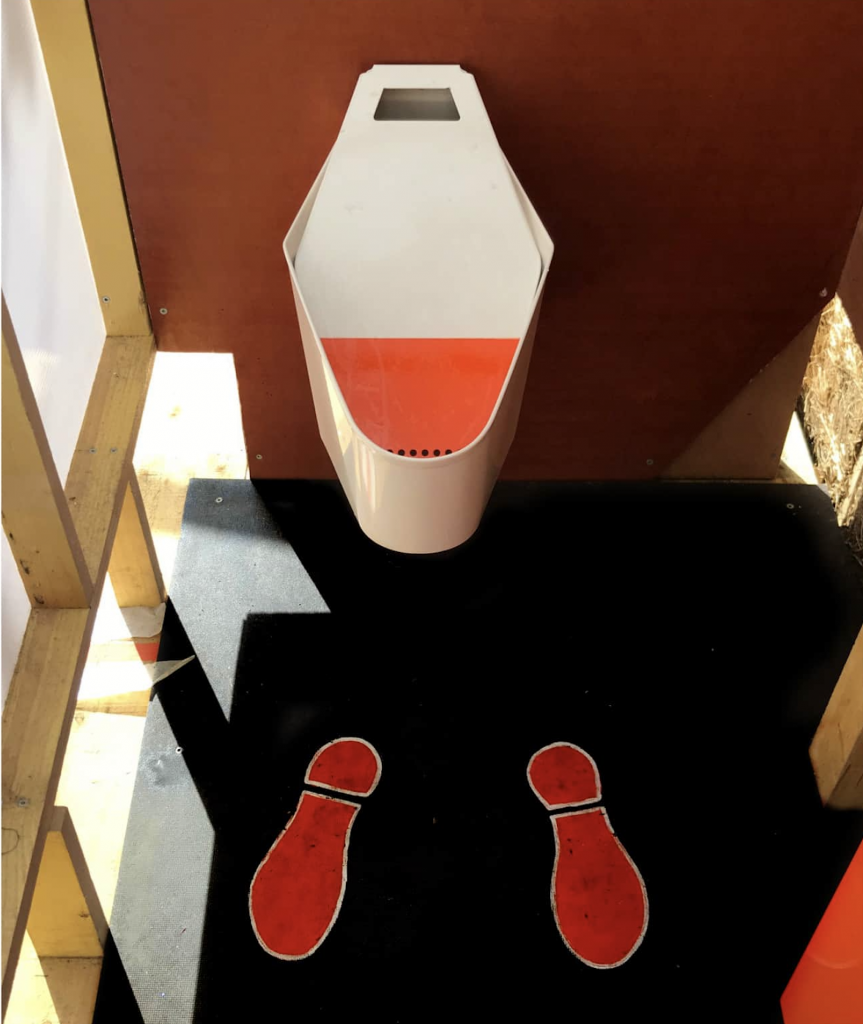 Urinoir féminin type Marcelle proche du sol avec marquage pour le placement en position squat