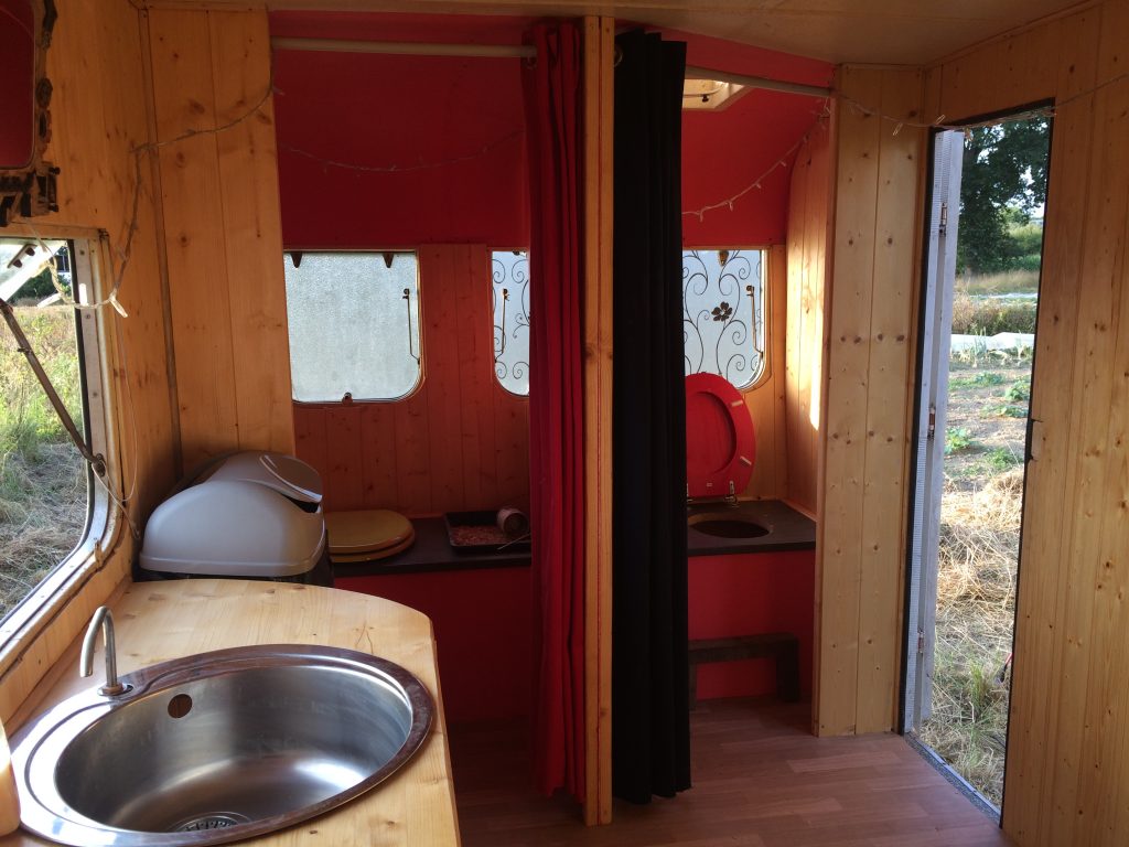 Aménagement intérieur de la caravane avec 4 cabines de toilettes et lave main