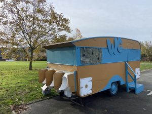 Caravane toilettes sèche vue de l'extérieur avec 3 urinoirs derrière
