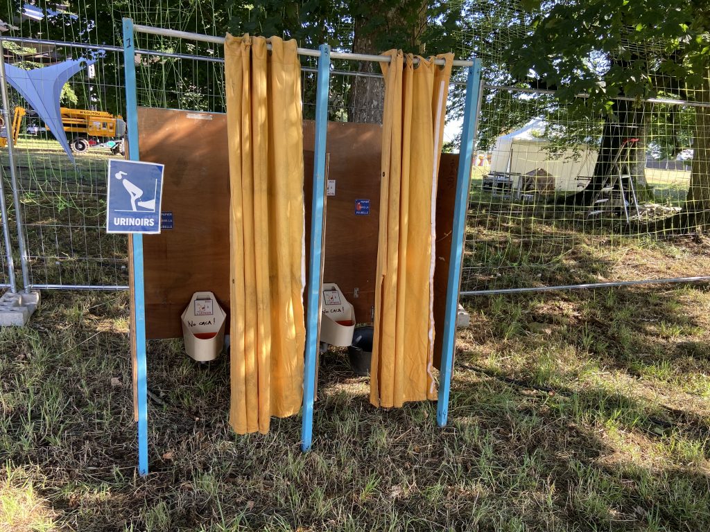 Bloc d'urinoirs féminins en bois