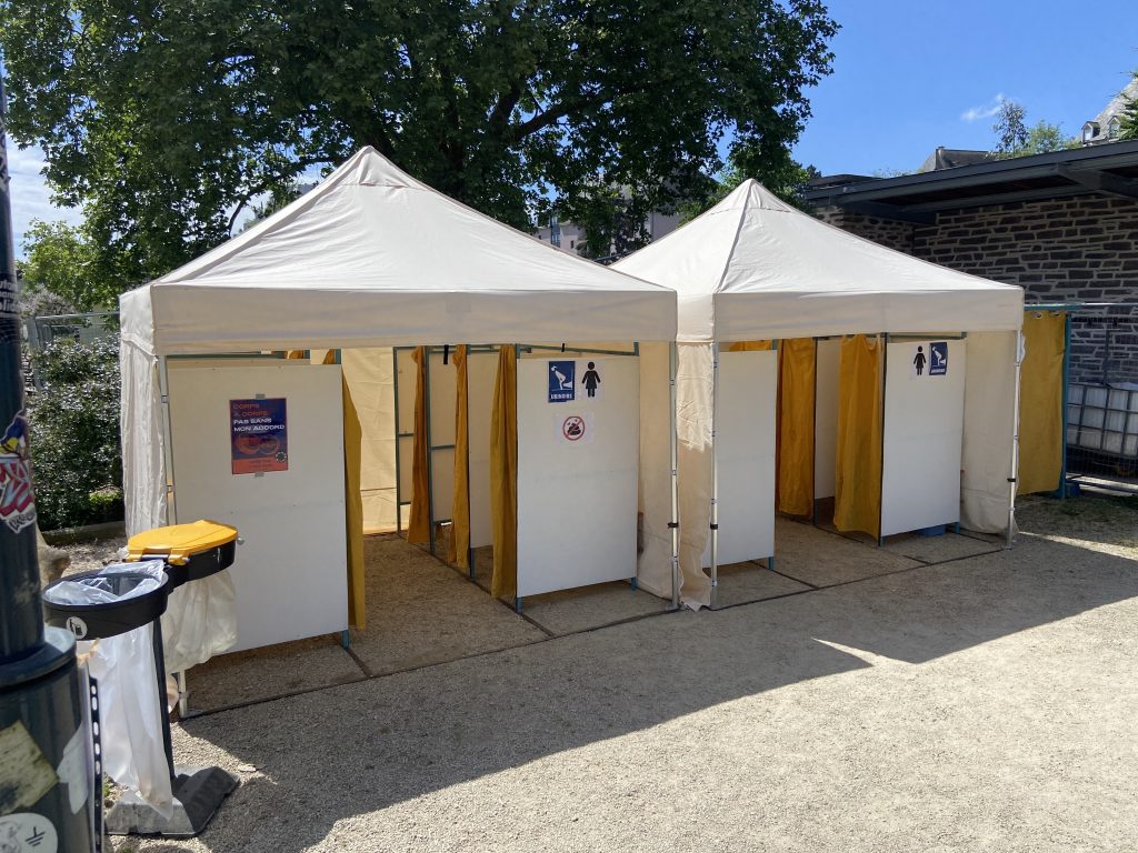 12 urinoirs féminins couvert par 2 barnums