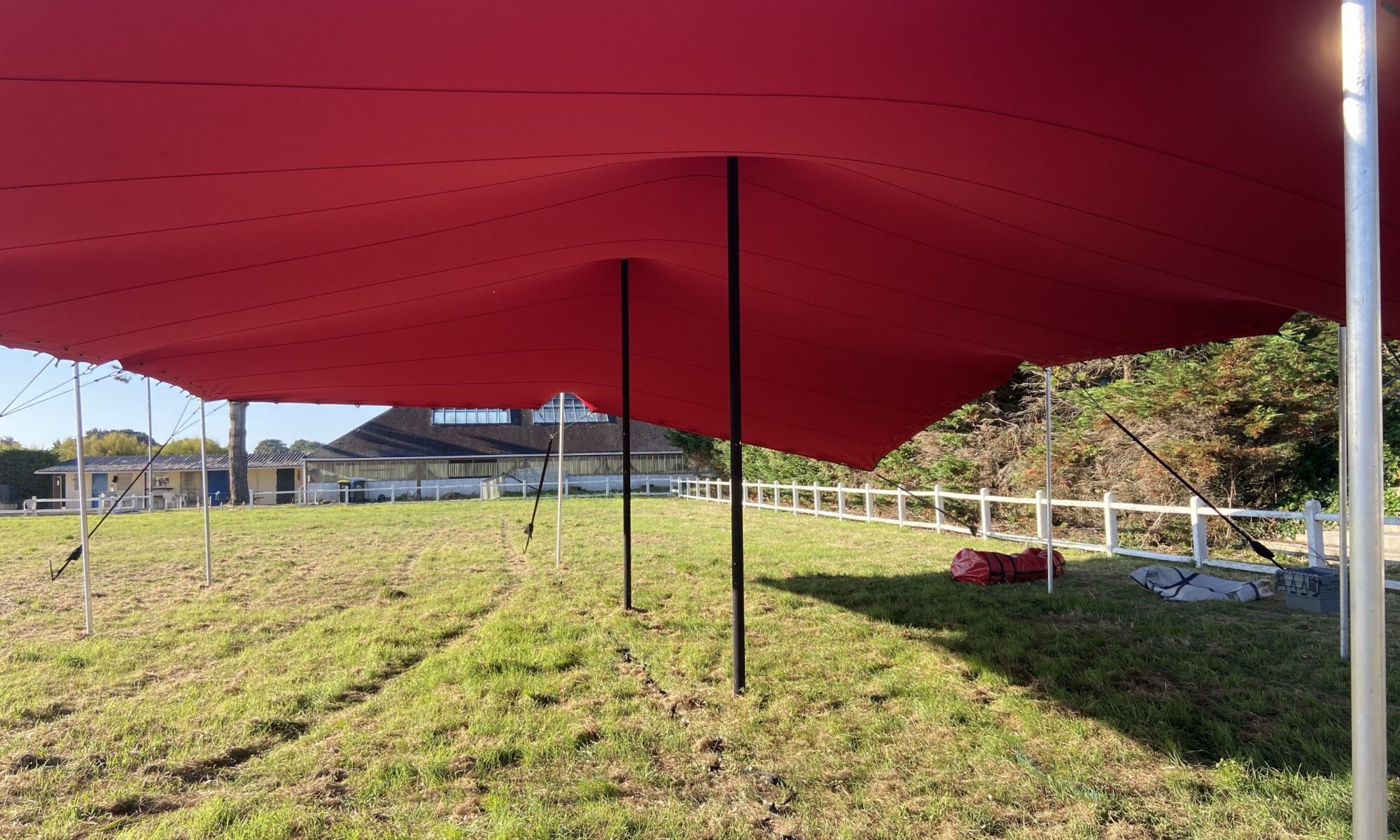 Tente-stretch-rouge-mats4mNoir
