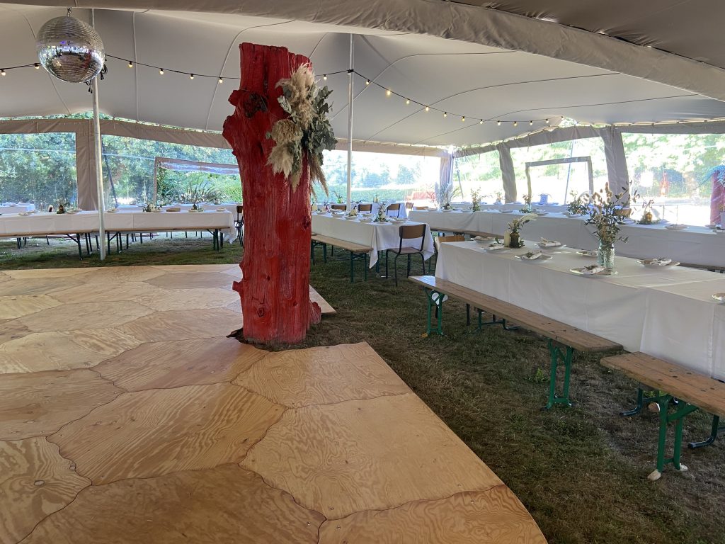 Tente stretch avec parquet, parois, tables, pour mariage